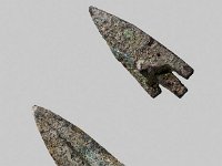 Aeg B 41  Aeg B 41, Sakkarah, Neues Reich oder später, Zwei Blattpfeilspitzen, Bronze, L 3,7 cm, B 1,8 cm, T 1,3 cm : Bestandskatalog Ägypten, Museumsfoto: Claus Cordes